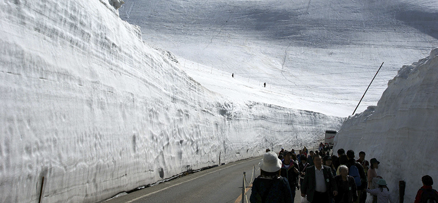 Una de las rutas más imponentes de Japón: un cañón flanqueado por muros de nieve de 20 m. de altura